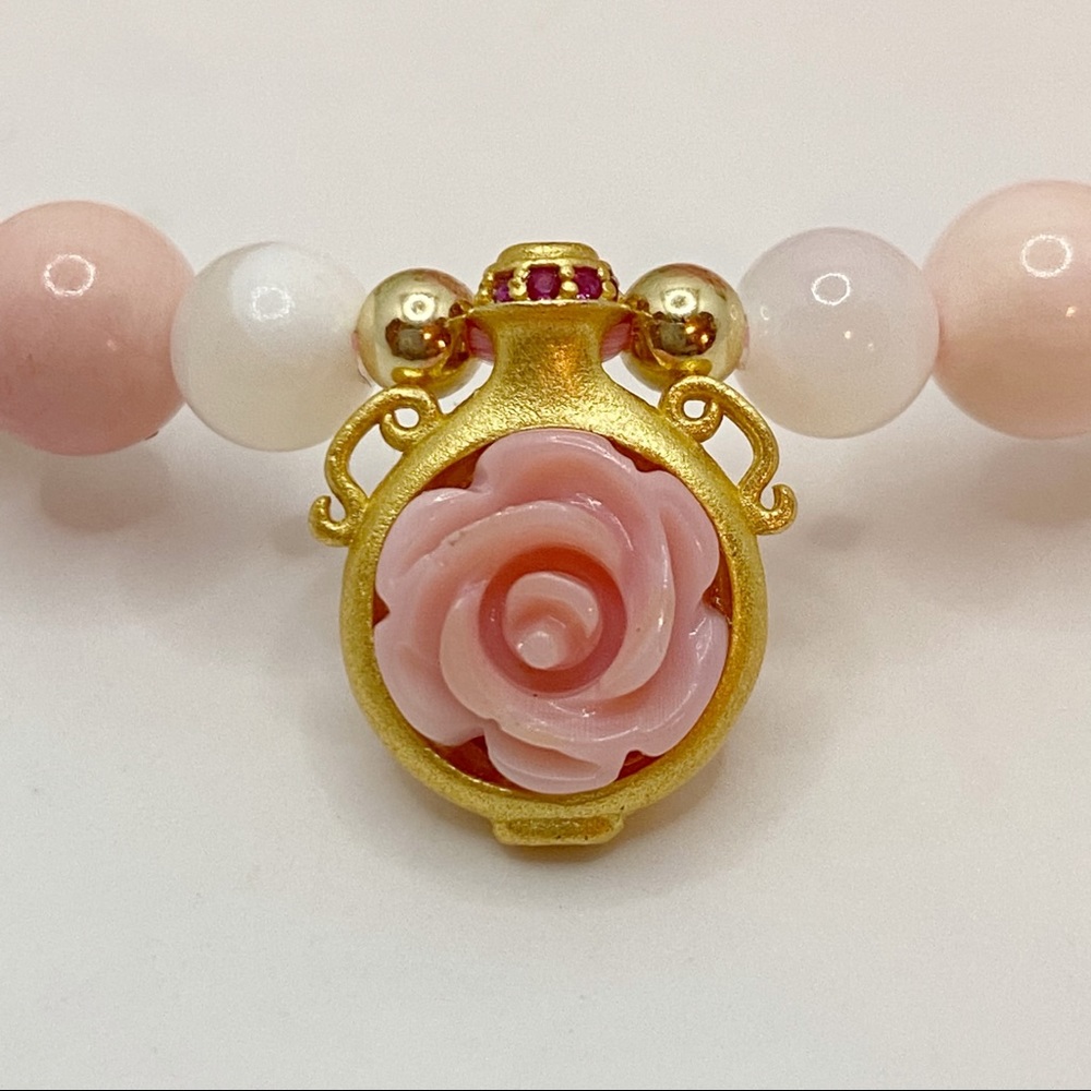 Queen Conch Shell Rose Bracelet - Picture 4 of 10